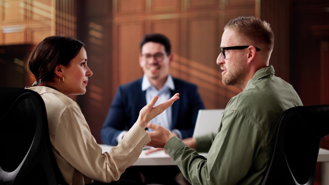 Bildquelle: iStock lizenziert. Mediator vermittelt im Gespräch. Bildquelle: iStock lizenziert. Mediator vermittelt im Gespräch.