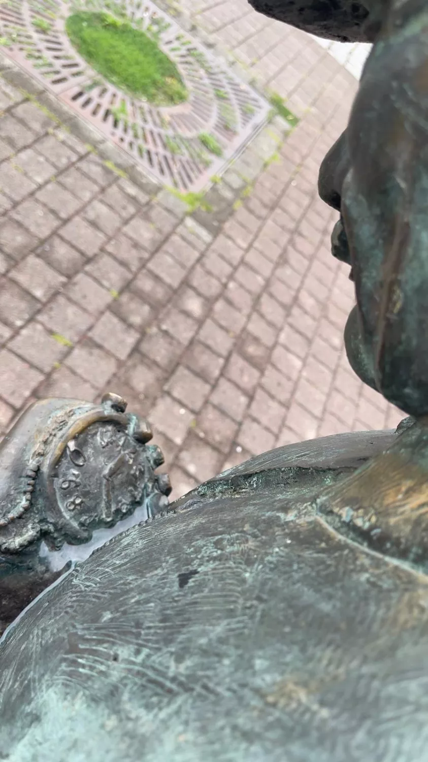 Bildquelle: Eigenes Bild, Alexander Hochenedel, Mann schaut auf die Uhr.