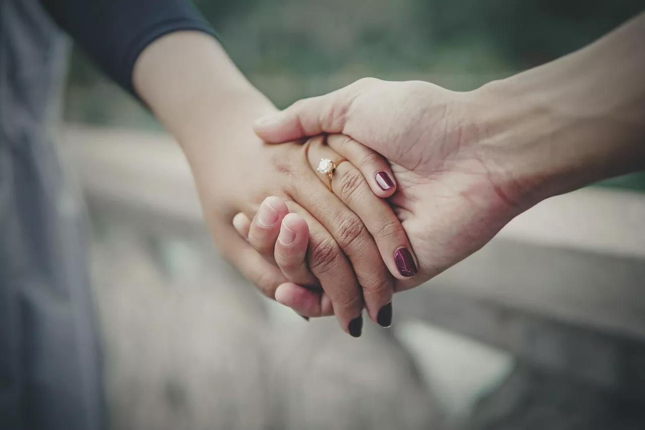 Bildquelle: iStock. Menschen reichen sich wieder die Hand.