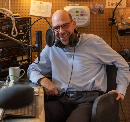 Alexander im Radiostudio