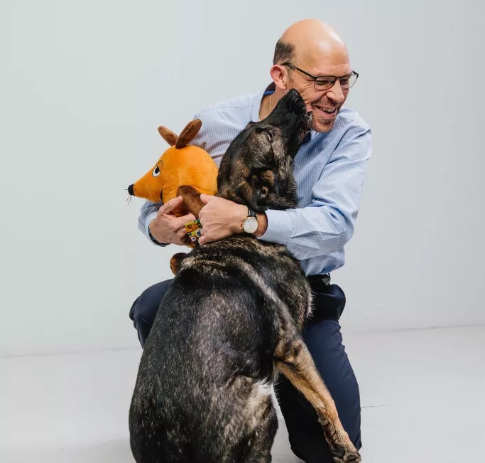 Alexander Hochenedel mit Hund und Maus