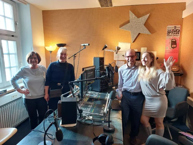 Maria, Alexander und Gäste im Studio