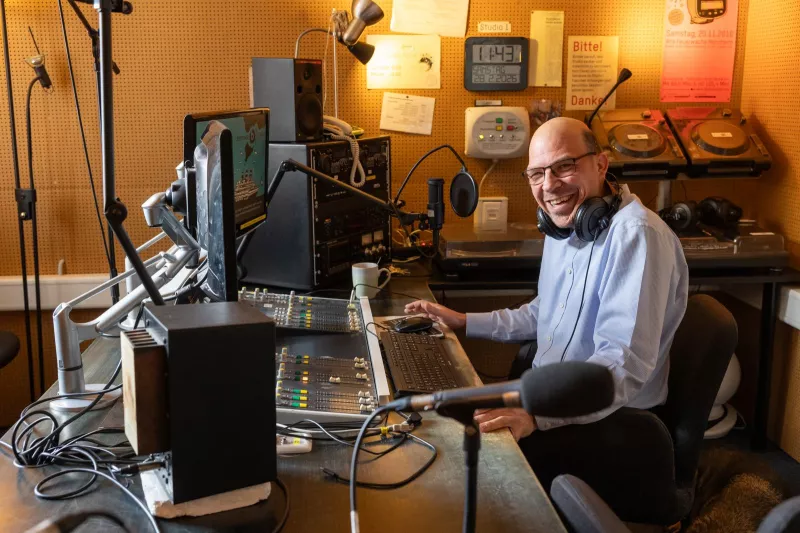 Alexander Hochenedel im Radiostudio